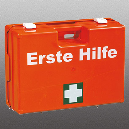 oranger Erste Hilfe Koffer mit weißem Kreuz auf grünem Hintergrund
