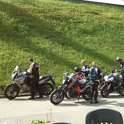 Motorradgruppe macht Pause an einem Berghang